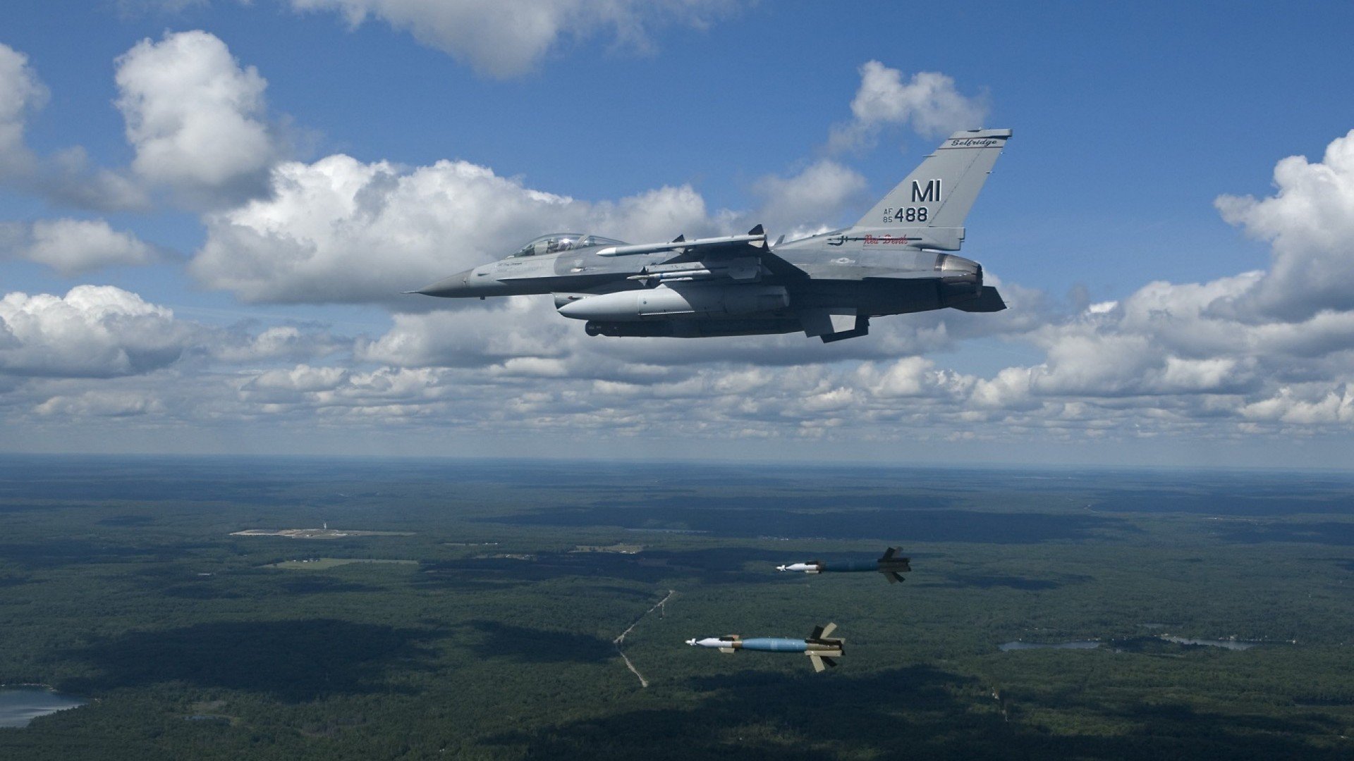 赛场引擎，当火箭队终结悬念，哈利伯顿在F1街道上接管比赛